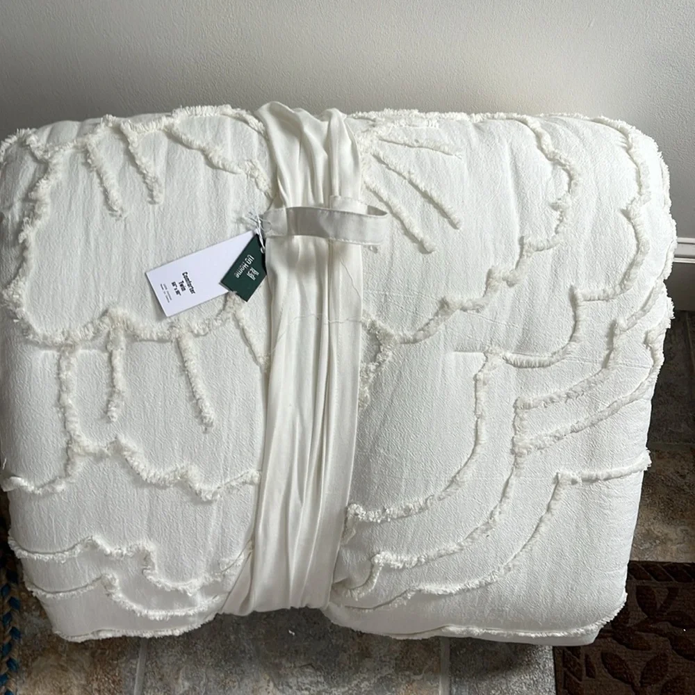 Urban Outfitters Margot Tufted Floral Comforter Twin/ Twin XL NWT